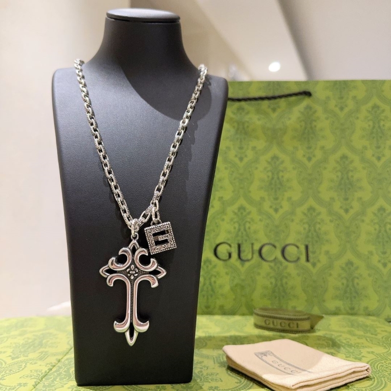 G*u*i necklaces